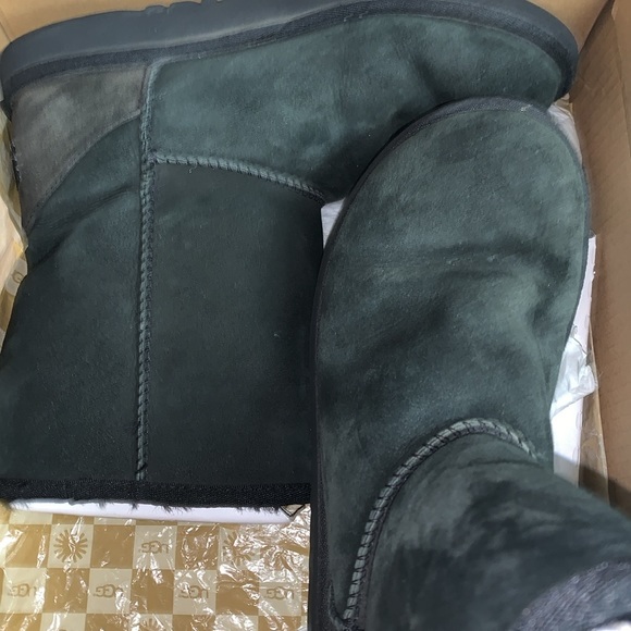 UGG Classic Boots - Picture 4 of 6